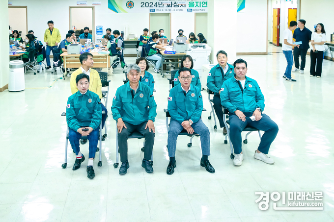 화성시의회 의원들이 을지훈련하는 모습을 참관하고 있다. <사진=화성시의회>