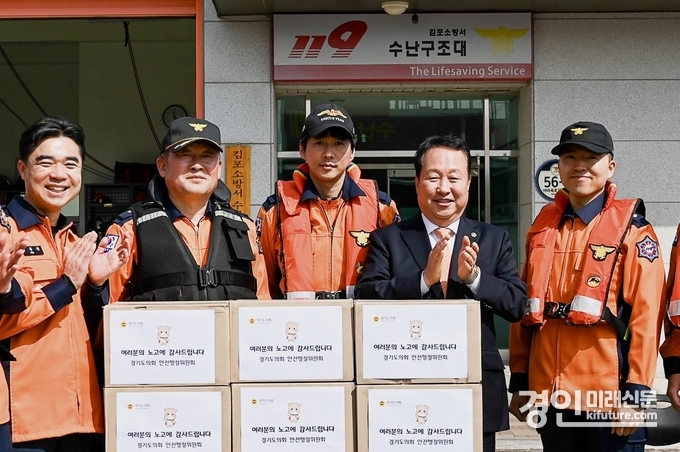 안계일 경기도의원이 소방공무원들고 함께하고 있다. <사진=경기도의회>