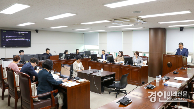 안산시의회 의회운영위원회가 지난 20일 의회 제2상임위원실에서 제291회 임시회 폐회 중 제2차 회의를 개최해 홍희관 안산환경재단 대표이사 임명후보자에 관한 인사청문 등을 실시하고 있다. <사진=안산시의회>