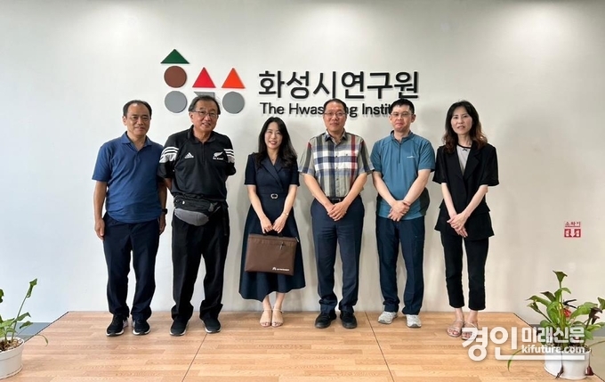 일본 社会福祉現場実践の理論化を目指す研究会 안국 빈곤 정책 연구팀이 기념촬영을 하고 있다. <사진=화성시연구원> 