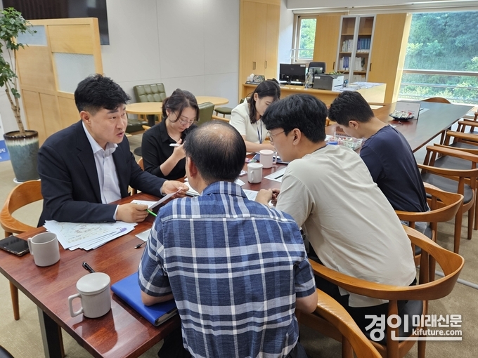 이영주 경기도의원이 관계자들과 704번 노선단축 대책을 논의하고 있다. <사진=경기도의회> 