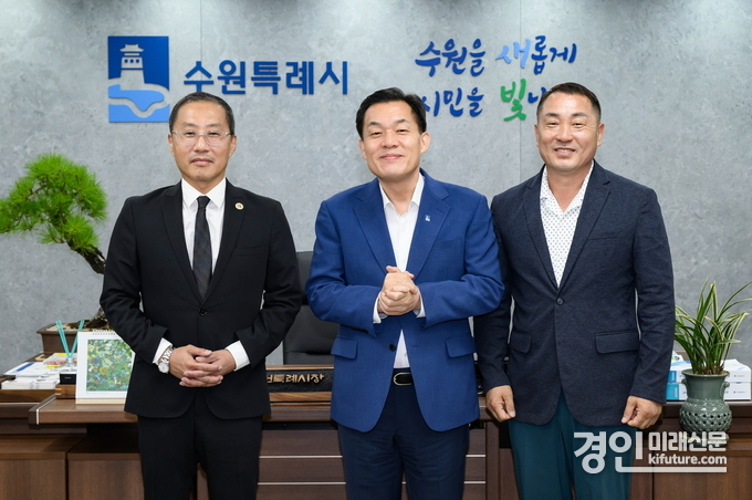 이재준 시장(가운데), 프레드정 시장(왼쪽), 이웅종 홍보대사(KCMC 문화원 대표)가 함께하고 있다. <사진=수원시>