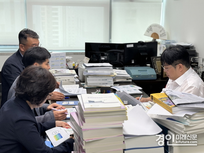 김현석 경기도의원이 교육기획 정책 현황 점검 및 발전 방안을 논의하고 있다. <사진=경기도의회>