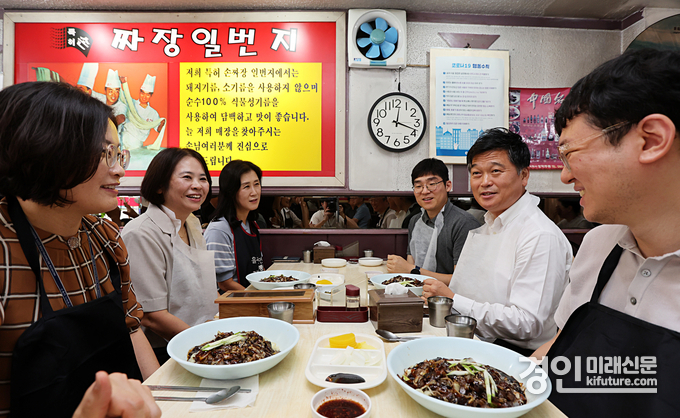 박종효 남동구청장이 착한가격업소에서 직원들과 식사하고 있다. <사진=남동구>