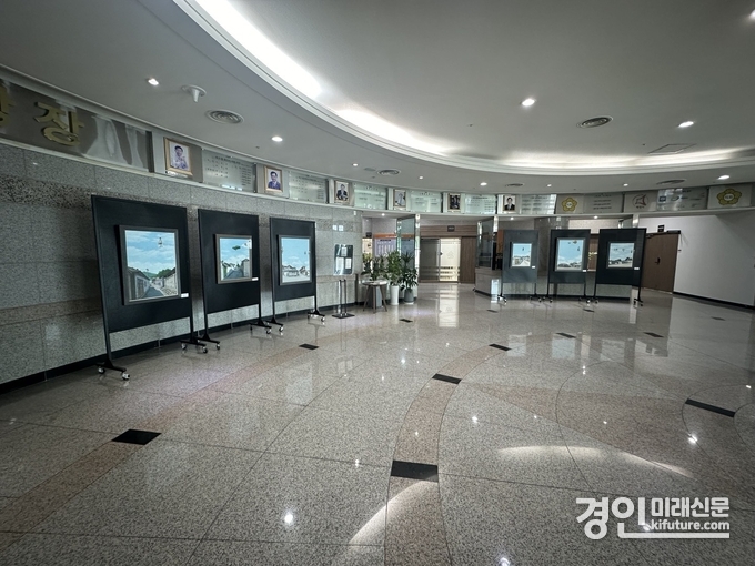 화성시의회 로비에 전시된 7월 김채웅 작품 전시. <사진=화성시의회>