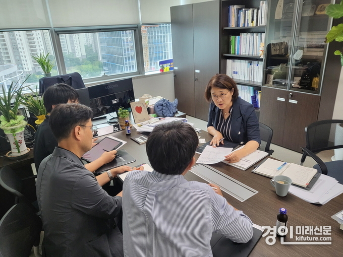 신미숙 경기도의원이 경기도교육청 관계자들과 동탄 과밀학급 해결 방안에 대해 논의를 하고 있다. <사진=경기도의회>