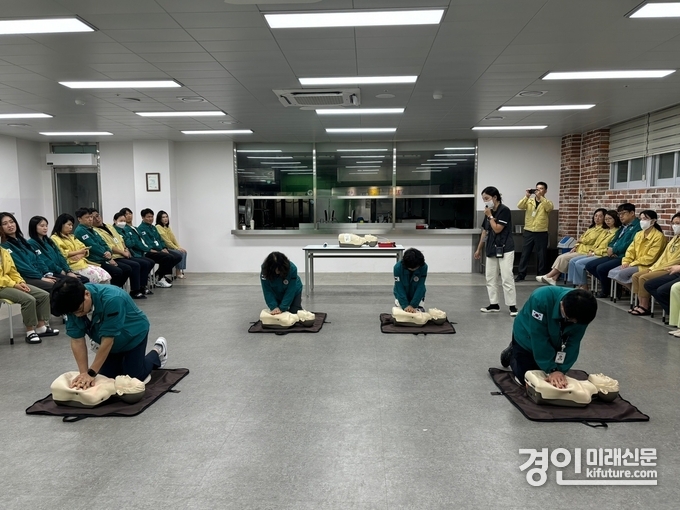 인천동부교육지원청이 심폐소생술 실습 교육을 실시하고 있다. <사진=인천시교육청>