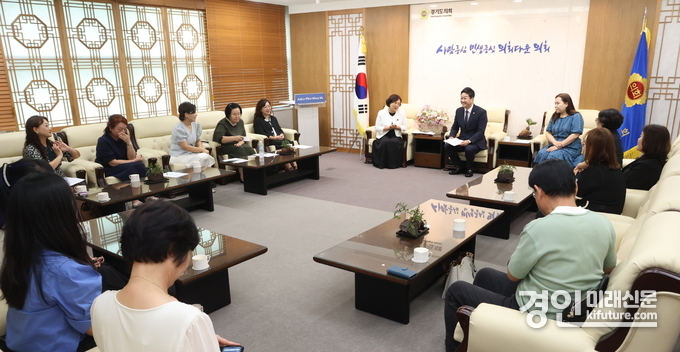 김진경 경기도의회 의장이 지난 22일 경기도어린이집연합회 관계자들과 접견하고 있다. <사진=경기도의회>
