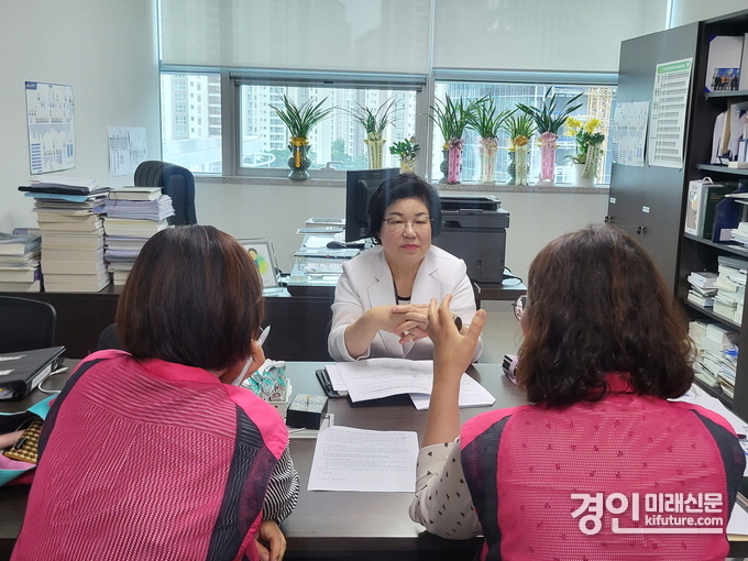 김옥순 경기도의원이 초등보육전담사 근무여건 개선에 대해 논의하고 있다. <사진=경기도의회>