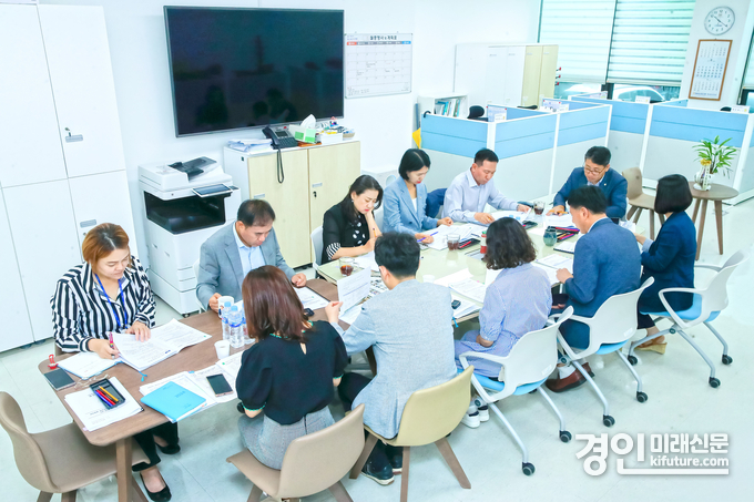 화성시의회 경제환경위원회 소속 의원들이 소관부서 주요 안건을 청취하고 있다. <사진=화성시의회>