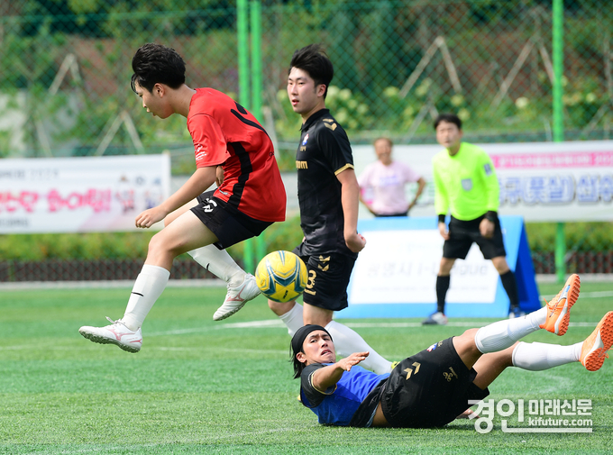 '제6회 경기도어울림체육대회 2024' 풋살경기에 참가한 선수들이 자웅을 겨루고 있다. <사진=경기도장애인체육회>