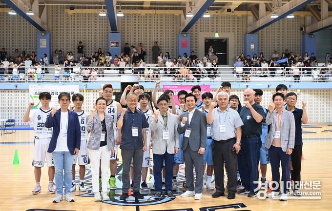 고양 소노아레나 경기장에서 ‘DMZ OPEN 페스티벌 스페셜올림픽 농구대회’가 열린 가운데 관계자들이 기념촬영을 하고 있다. <사진=경기도>
