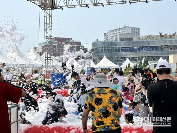 거북섬을 찾은 시민들이 해양축제를 즐기고 있다. <사진=시흥시>