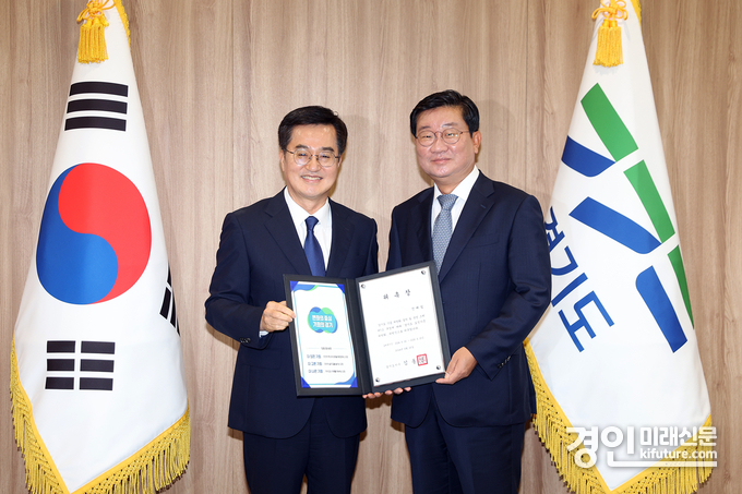 김동연 경기도지사(왼쪽)가 전해철 신임 도정자문위원장에게 위촉장을 수여하고 기념촬영을 하고 있다. <사진=경기도>