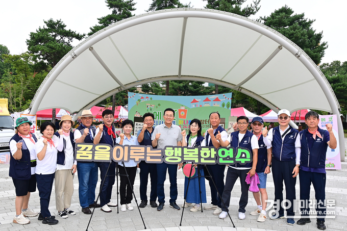 인천 연수구 동춘2동 주민자치회가 ‘아나바다 장터’를 개최하고 기념촬영을 하고 있다. <사진=연수구>