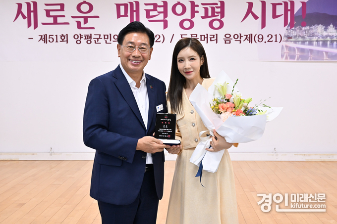 양평군이 가수 한봄을 홍보대사로 위촉하고 전진선 군수(왼쪽)와 기념촬영을 하고 있다. <사진=양평군> 