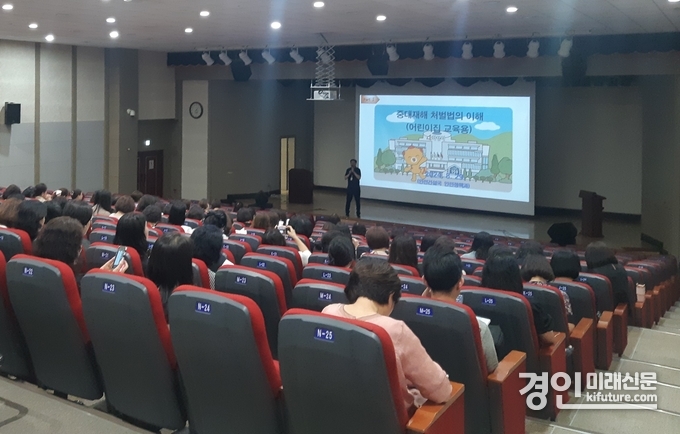 화성시가 중대시민재해 대상시설 관계자들을 대상으로 기념촬영을 하고 있다. <사진=화성시>