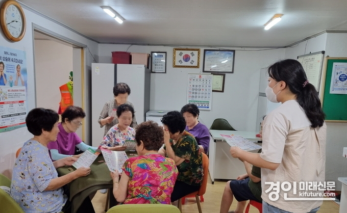 인천 남동구가 건강관리에 취약한 어르신을 대상으로 이동건강관리를 실시하고 있다. <사진=남동구>