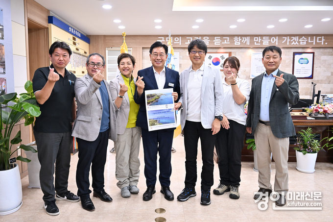 일본 교토 교탄고시 관계자들이 전진선 양평군수(가운데)와 기념촬영을 하고 있다. <사진=양평군>