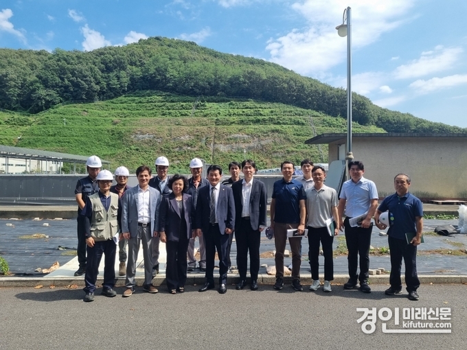 안양시의회 도시건설위원회가 석수하수처리장을 방문한 가운데 기념촬영을 하고 있다. <사진=안양시의회>