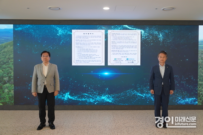 김새용 GH사장(왼쪽)과 안병옥 한국환경공단 이사장이 ‘폐기물 적정처리 융합 플랫폼’ 구축을 위한 업무협약을 체결하고 기념촬영을 하고 있다. <사진=GH>