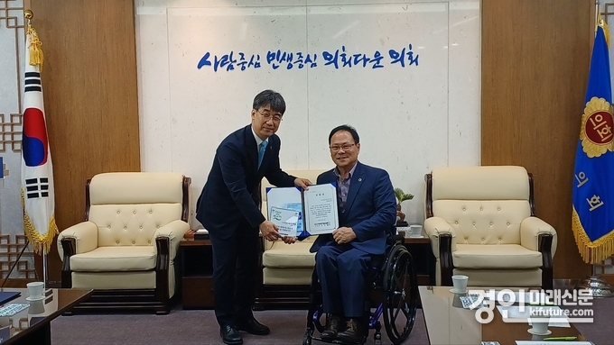 박재용 경기도의원(오른쪽)이 '사랑의 장기기증운동본부' 홍보대사 위촉장을 받고 기념촬영을 하고 있다. <사진=경기도의회>