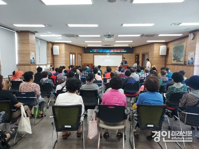 인천 남동구가 인생후반기 건강지키기 강좌를 개최하고 있다. <사진=남동구>