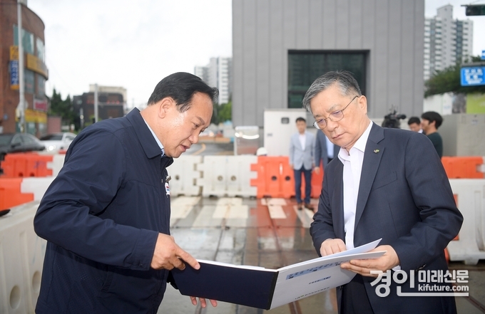 이권재 오산시장(왼쪽)이 LH 이한준 사장과 관내 주요 도로현안을 점검하고 있다. <사진=오산시>