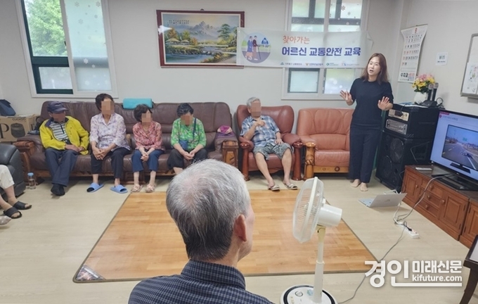 인천 미추홀구가 어르신을 대상으로 교통안전교육을 실시하고 있다. <사진=미추홀구>