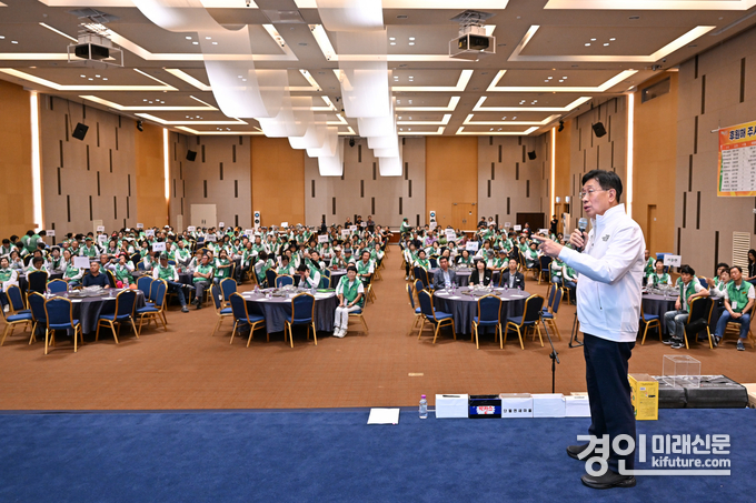 전진선 양평군수가 2024 양평군새마을지도자 수련대회에서 강연을 하고 있다. <사진=양평군>