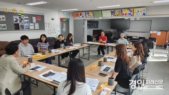 KB국민은행 직원들이 JL한꿈예술단 사업과 관련해 논의를 하고 있다. <사진=KB국민은행>