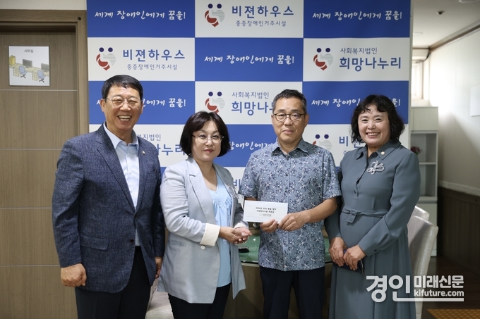 시흥시의원들이 추석을 앞두고 사회복지시설을 방문한 가운데 기념촬영을 하고 있다. <사진=시흥시의회>