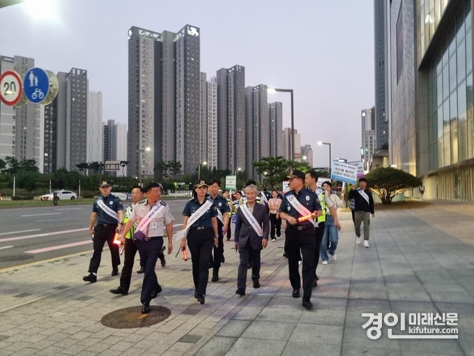 화성동탄경찰서가 민·경 합동순찰을 실시하고 있다. <사진=화성동탄경찰서>