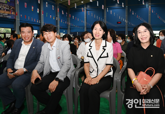 양감면 한마당축제에 참석한 화성시의회 의원들(좌로부터 이계철, 송선영, 최은희, 조오순 의원)이 나란히 앉아 있다. <사진=화성시의회>