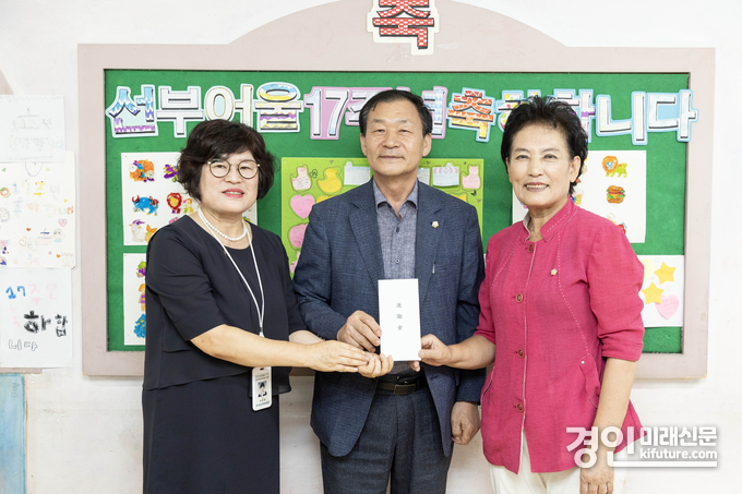 안산시의회 의원들이 추석 명절을 앞두고 지난 9일과 10일 지역 복지 시설 5곳을 위문 차 방문했다. 사진은 박태순 의장(사진 가운데)과 이진분 의원(오른쪽)이 10일 선부어울 지역아동센터를 방문해 격려금을 전달하고 있다. <사진=안산시의회>