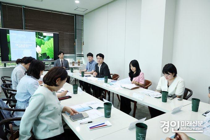 시흥시의회 '청년청소년 정책 연구회'가 중간 보고회를 열고 있다. <사진=시흥시의회>