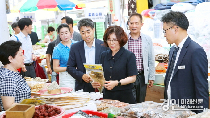 김보라 안성시장(가운데)이 추석명절 전통시장 장보기 행사에 동참하고 있다. <사진=안성시>