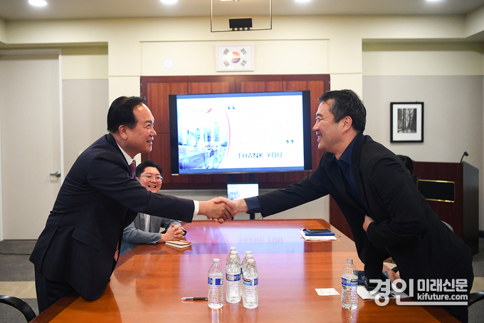 이권재 오산시장(왼쪽)이 권오형 코트라 실리콘밸리 무역관장과 간담회에 앞서 악수하고 있다. <사진=오산시>