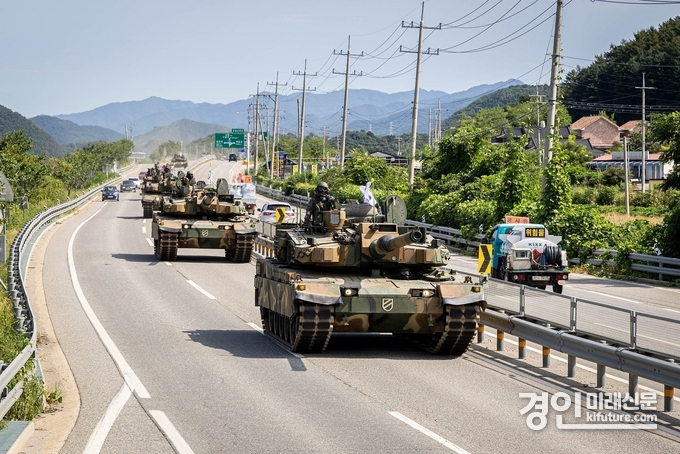 11기동사단 K2 전차가 홍천 일대를 기동하고 있다. <사진=11기동사단>
