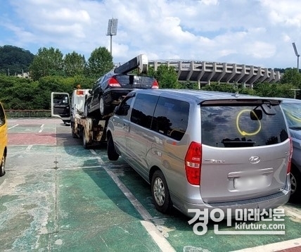 부천시가 무단방치차량을 견인하고 있다. <사진=부천시>