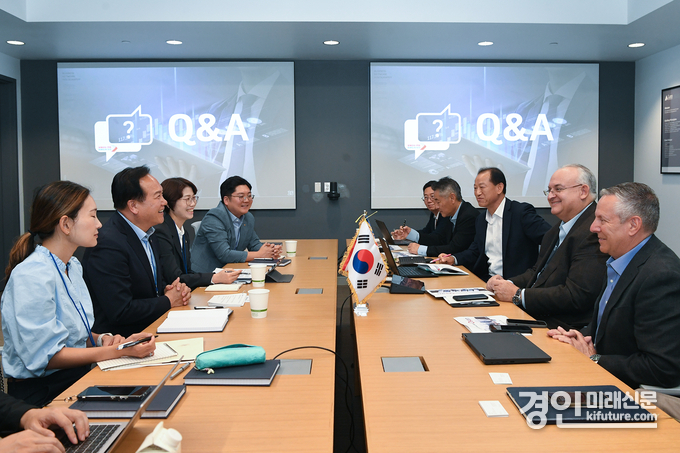 (오른쪽부터) 램리서치 본사 앤드류 코헨 마케팅 및 사업전략 개발 부사장, 패트릭 로드 부사장 겸 최고 운영 책임자(COO), 램리서치매뉴팩춰링코리아 이체수 사장 등 주요관계자들과 이권재 오산시장(왼쪽 2번째)이 환담을 나누고 있다. <사진=오산시>