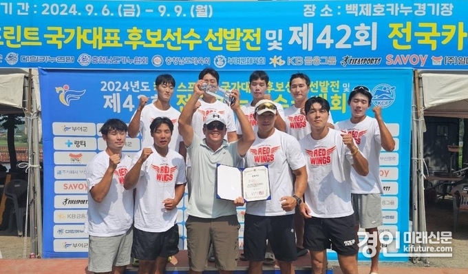 인천 연수구청 카누단 ‘레드윙스’가 창단 첫 종합우승을 차지하고 기념촬영을 하고 있다. <사진=연수구> 