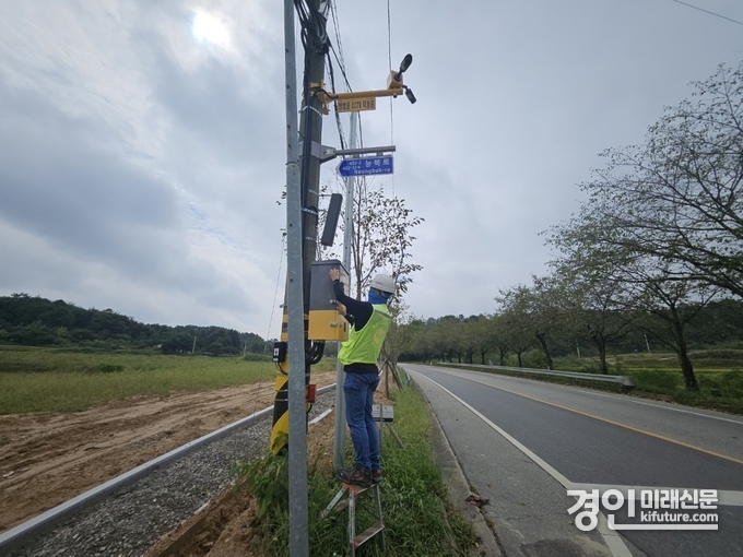 여주시 관계자가 추석 연휴 대비 방범용 CCTV 일제점검 실시하고 있다. <사진=여주시>