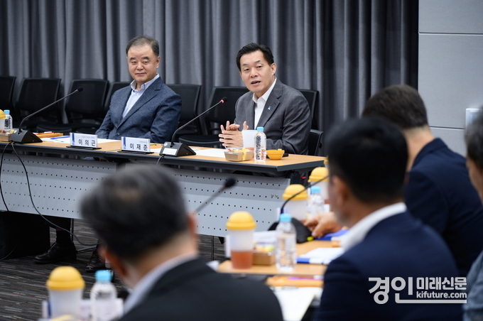 이재준 수원특례시장(왼쪽 2번째)이 기업유치위원회 제1회 정기회의에서 발언을 하고 있다. <사진=수원시>