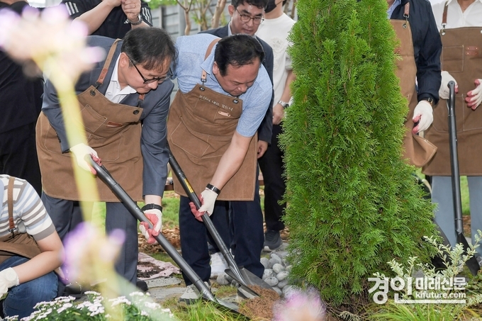 오산시가 제9호 작은정원 조성 식재 행사를 진행하고 있다. <사진=오산시>
