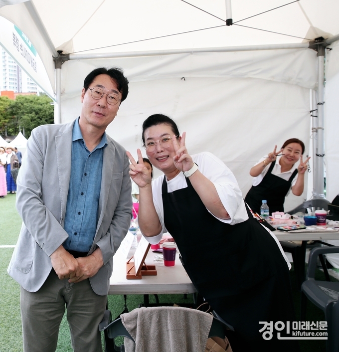 정명근 화성시장이 자원봉사 붐업 박람회에 참가한 시민과 기념촬영을 하고 있다. <사진=화성시>