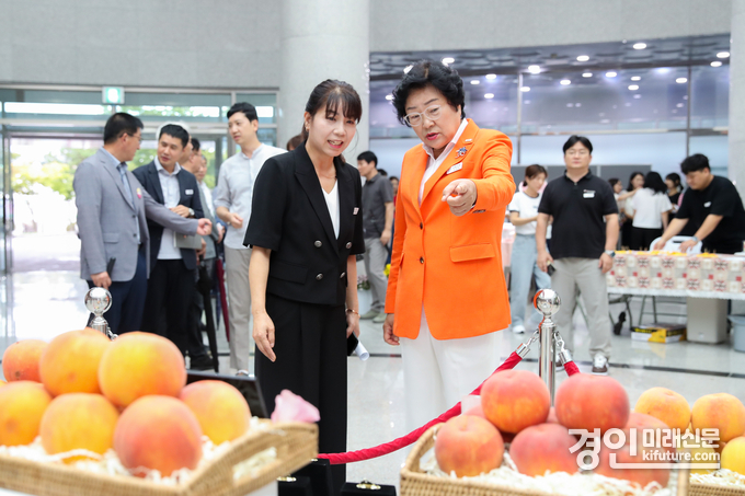 김경희 이천시장(오른쪽)이 제28회 햇사레 장호원복숭아축제를 둘러보고 있다. <사진=이천시>
