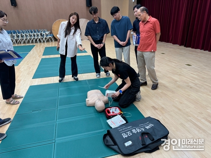 시흥도시공사 직원들이 자동심장충격기 사용법 훈련을 받고 있다. <사진=시흥도시공사>
