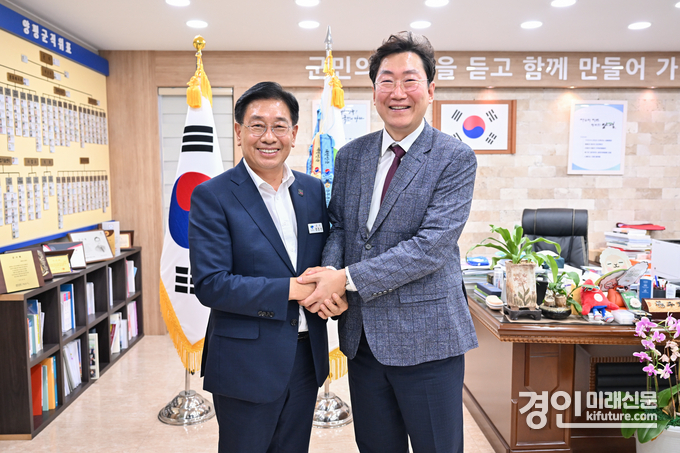 전진선 양평군수(왼쪽)가 원주시 관계자와 수도권 광역철도 연장 운행 논의에 앞서 손을 맞잡고 있다. <사진=양평군>