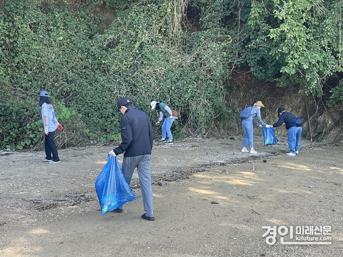 경기도농수산진흥원 관계자들이 환경정화 활동을 하고 있다. <사진=경기도>
